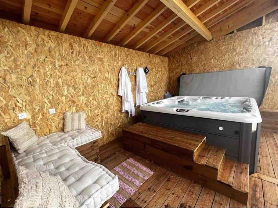 Gite A La Ferme Avec Jacuzzi Et Piscine Chauffee Saint-Felix-de-Tournegat エクステリア 写真