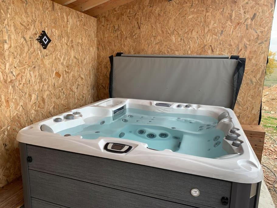 Gite A La Ferme Avec Jacuzzi Et Piscine Chauffee Saint-Felix-de-Tournegat エクステリア 写真