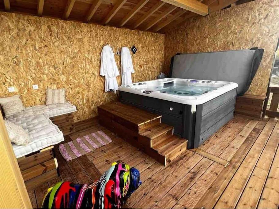 Gite A La Ferme Avec Jacuzzi Et Piscine Chauffee Saint-Felix-de-Tournegat エクステリア 写真